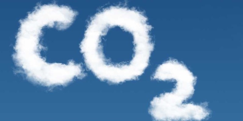 CO2- Fußabdruck und und Schadstoff-Ausstoß einzelner Brennstoffe
